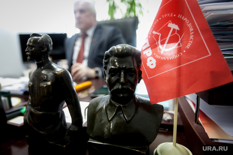 Интервью с Никитчуком И.И. Москва, бюст, никитчук иван, коммунист, сталин, дзержинский феликс, флаг кпрф