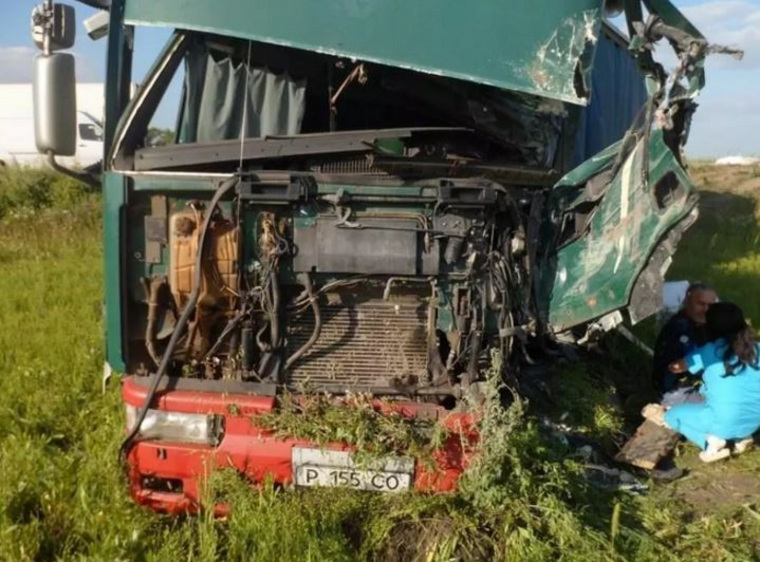 Двое челябинцев погибли в аварии с автобусом и грузовиком в Казахстане