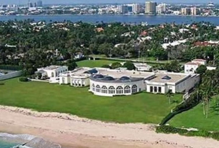 Резиденция была продана Трампом в 2008 году миллиардеру Дмитрию Рыболовлеву