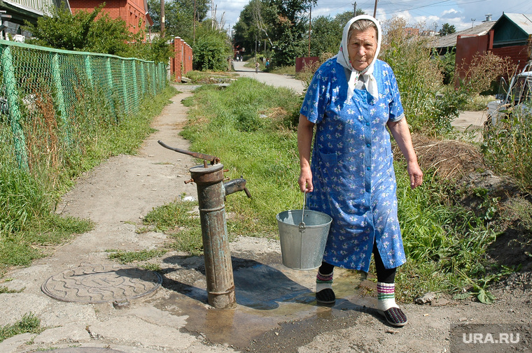Вода. Колонка. Бабушка с ведром. Челябинск, вода, колонка, бабушка