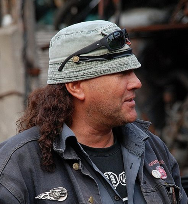 Егор Зайцев. На груди виднеется логотип "Ночных волков"