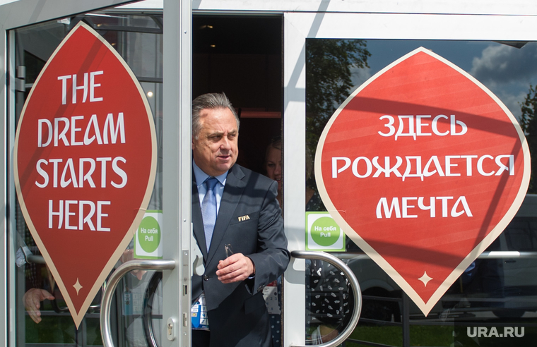 Виталий Мутко на предварительной жеребьевке ЧМ-2018. Санкт-Петербург, мутко виталий, выход, russia2018, чм-2018, мечты, двери