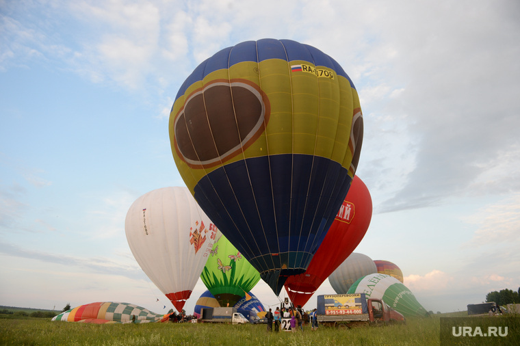 Упал воздушный шар. Воздушный шар на борту. Упавший воздушный шар. Кунгур фестиваль воздушных шаров описание. Фото людей на фестивале в Кунгуре воздушных шаров.