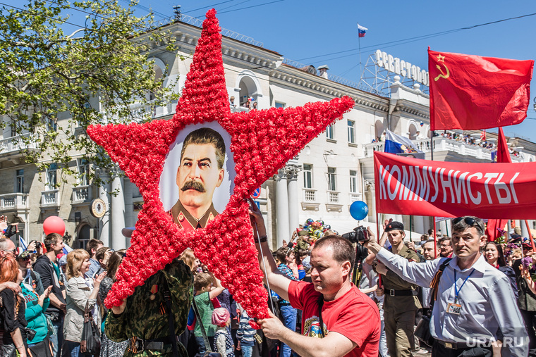 Парад победы в Севастополе. Крым, портрет сталина, звезда