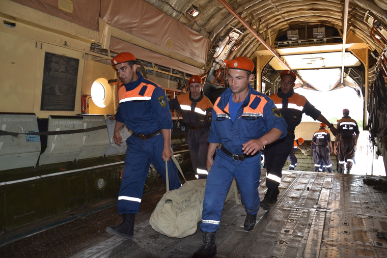 Тяжелый транспортный самолет забрал военных спасателей в аэропорту Баландино