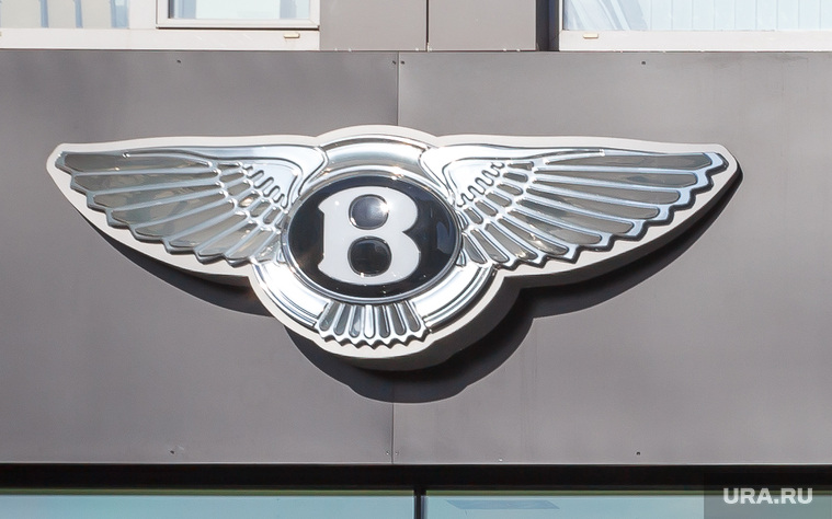 Лихач врезался в магазин Bentley. Екатеринбург, автоцентр, bentley ekaterinburg, автомобиль