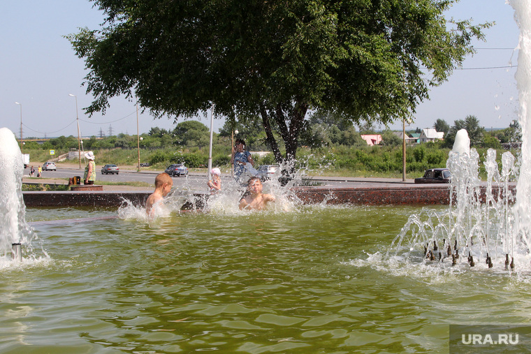 Жара.
Курган, жара, лето, дети в фонтане