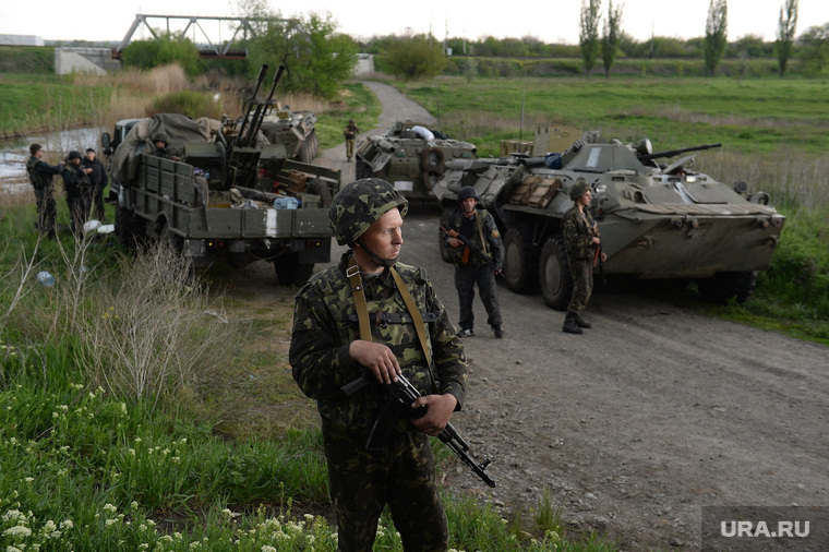 Гражданские блокируют военную технику между Краматорском и Славянском. Украина, военная техника, военные, украинская армия, солдат