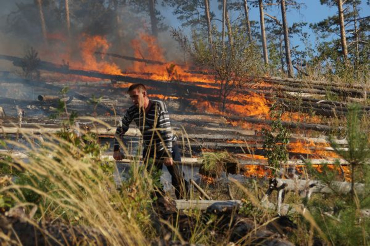 К южноуральскому поселку приближается лесной пожар