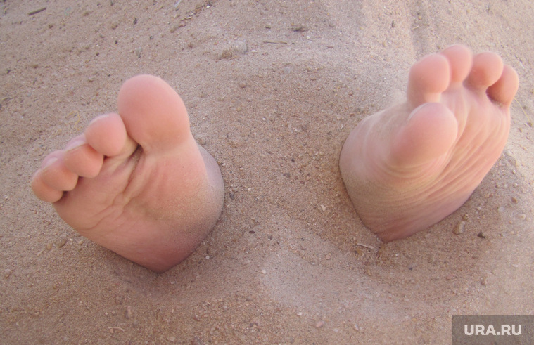 Египет, отдых туристов, пляж, песок, ноги