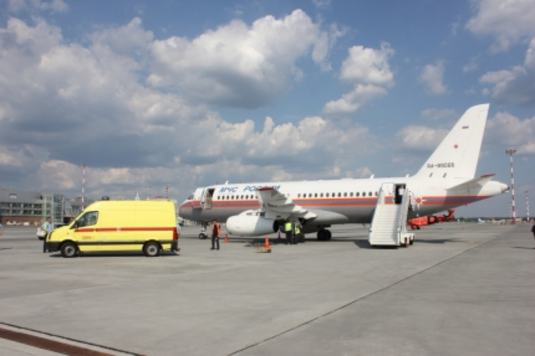 Детей вывозят самолетом МЧС России