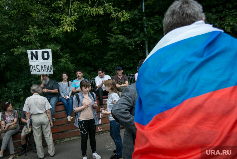 Митинг за отмену пакета Яровой. Москва, пакет яровой, no pasaran, они не пройдут, триколор, флаг россии