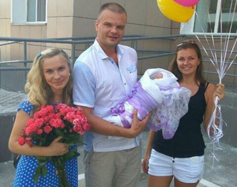 У дверей роддома Анастасию встречали муж и подруга