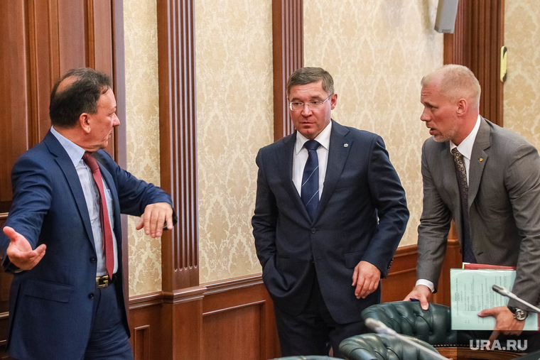 Президент Российского зернового союза Злочевский (слева) пригласил губернатора Якушева (в центре) торговать зерном на экспорт