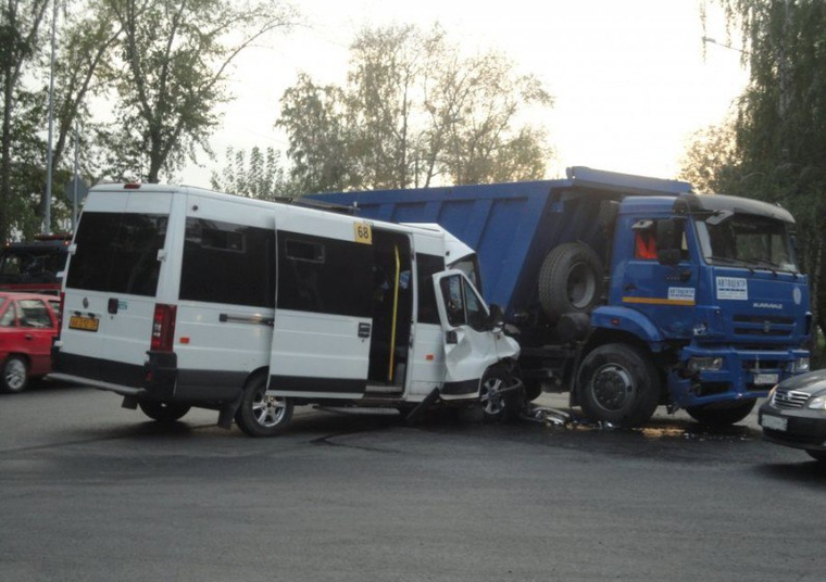 Шесть человек пострадали при столкновении маршрутки с КАМАЗом в Тюмени
