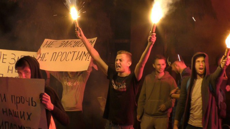 В акции у стен украинского посольства принимали участие порядка 100 человек