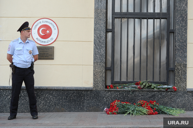 Цветы у посольства Турции. Москва, цветы