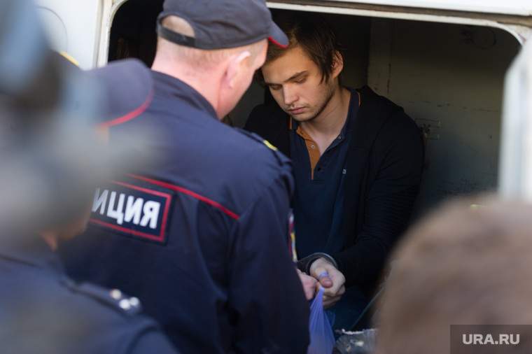Руслан в конвойном уазике