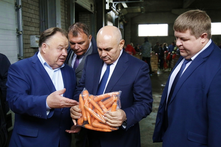 Александр Немиров (слева) показал свою продукцию