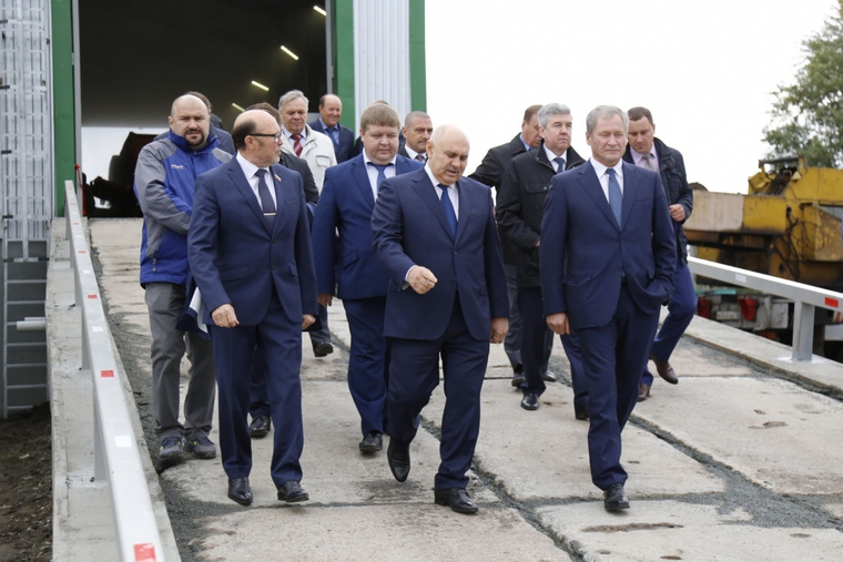 Заместитель министра Джамбулат Хатуов (в центре) посетил ряд предприятий