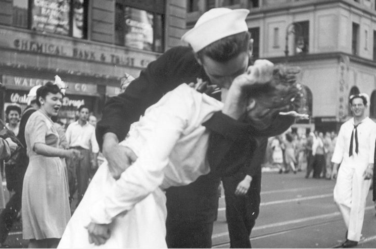 Эта фотография стала для всех американцев символом победы во Второй мировой войне