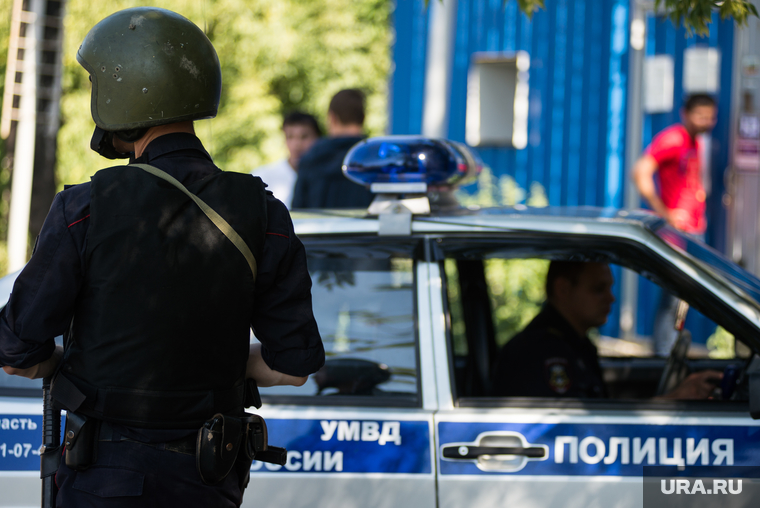 Протесты мигрантов в поселке Кольцово. Екатеринбург, умвд, полицейская машина, полиция, полицейский