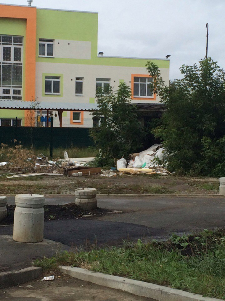 Свалка образовалась из-за заброшенного гаража.