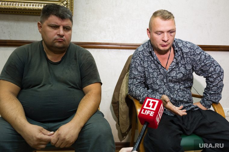 Раненный в руку Александр Дутов (слева) и Олег Шишов перед сдачей в полицию в ночь на 5 сентября