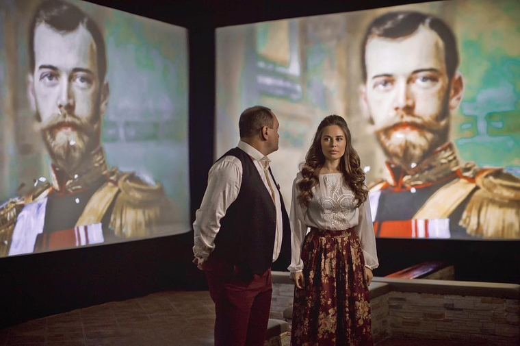 Юлия Михалкова и Сергей Ершов открывают выставку портретов Николая II