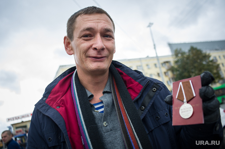 Сергей награжден сам и везет награды своим боевым товарищам