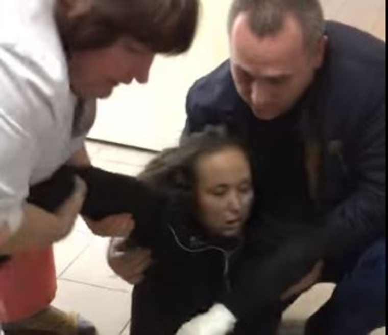 Прямо в больнице девушка, пострадавшая от рук полицейских, потеряла сознание