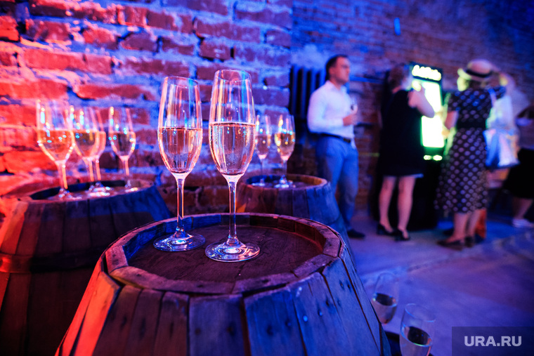 Вечеринка Vinnoprom-2016 от BeBrand Group. Екатеринбург, вино, шампанское, тусовка, вечеринка, бокалы, алкоголь