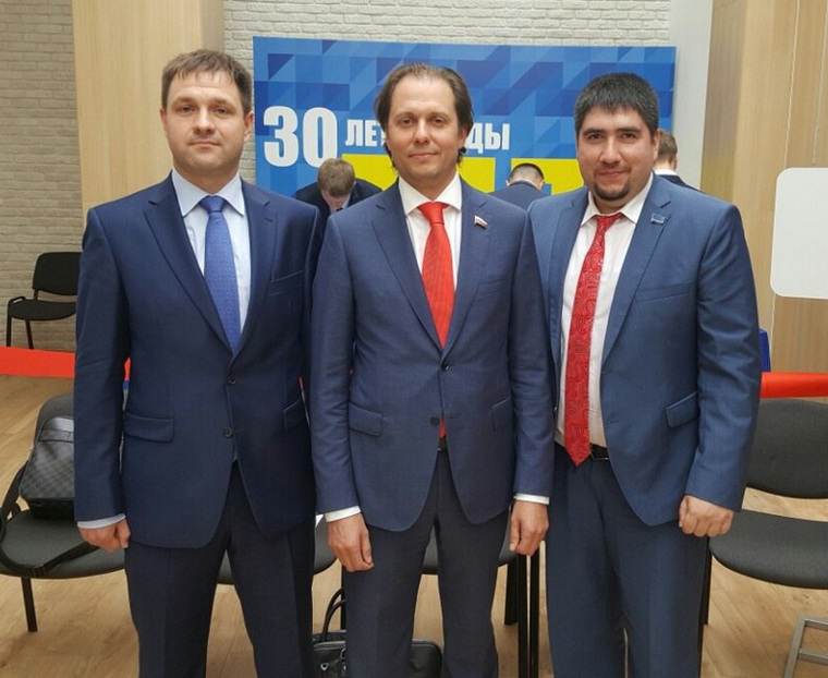 Владимир Сысоев (в центре) обещает, что мандат Дениса Садовникова (слева) в Думе Муравленко ЛДПР просто так не отдадут