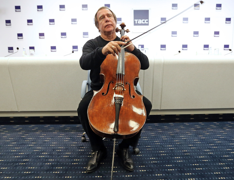Ролдугин сыграл на уникальной виолончели по просьбе журналистов