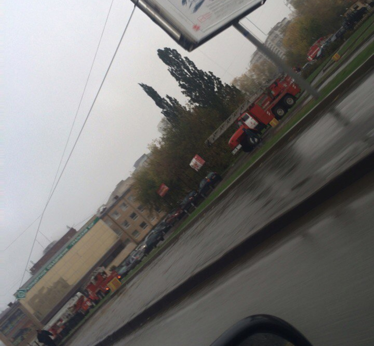 На месте работают сотрудники МЧС