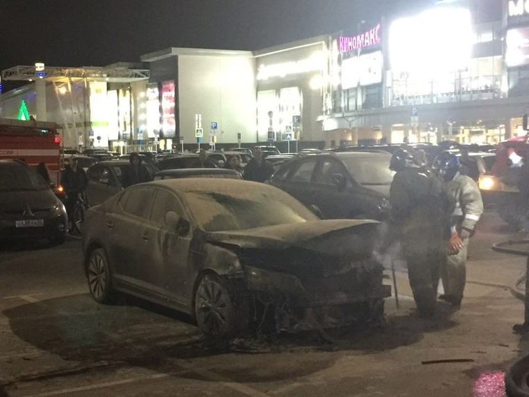 В тушении пожара принимали участие не только пожарные, но и автовладельцы