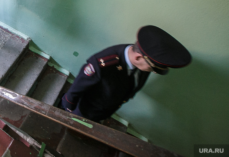 Визит Евгения Куйвашева в отдел полиции №1 Кировского района Екатеринбурга, куйвашев евгений, конвой, вниз, лестница