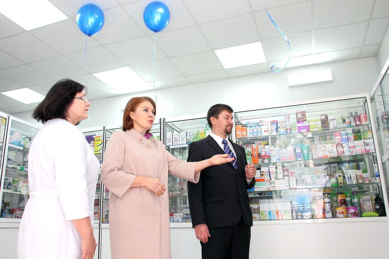 Директор департамента здравоохранения Лариса Кокорина (в центре) приехала на открытие аптеки