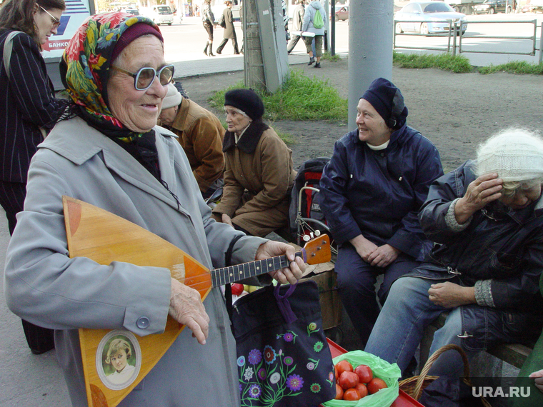 Пенсионер с балалайкой, садоводы. Челябинск., балалайка, пенсионер, старушка, садоводы, бабушка, уличная торговля