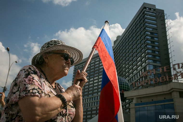День Государственного флага. Москва, шляпа, старушка, солнечные очки, пожилая женщина, шествие, новый арбат, бабушка с флагом