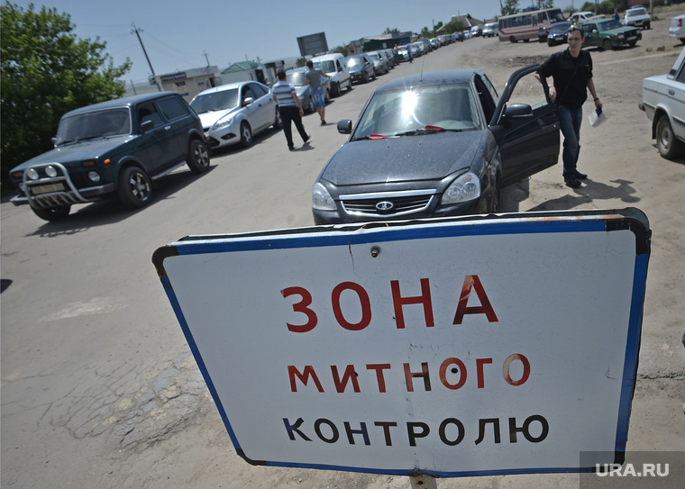Изварино. Граница. Очередь бегущих из Украины в Россию, зона контроля, указатель