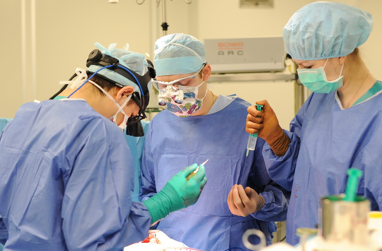 Специалисты Уральского института кардиологии во время операции