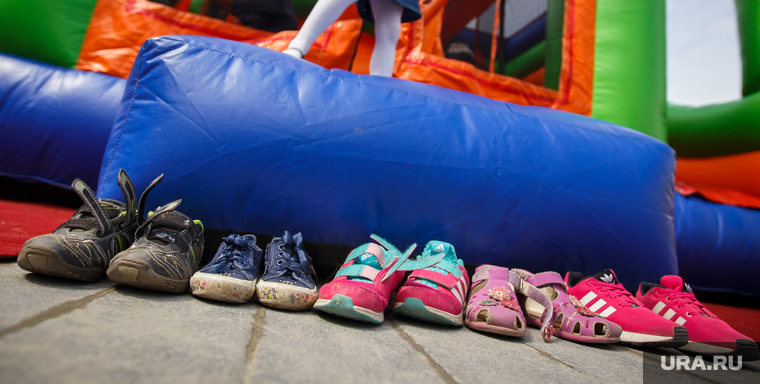 Благотворительный фестиваль «Мы вместе». Екатеринбург, ботинки, аттракцион, обувь, дети, батут, сандали