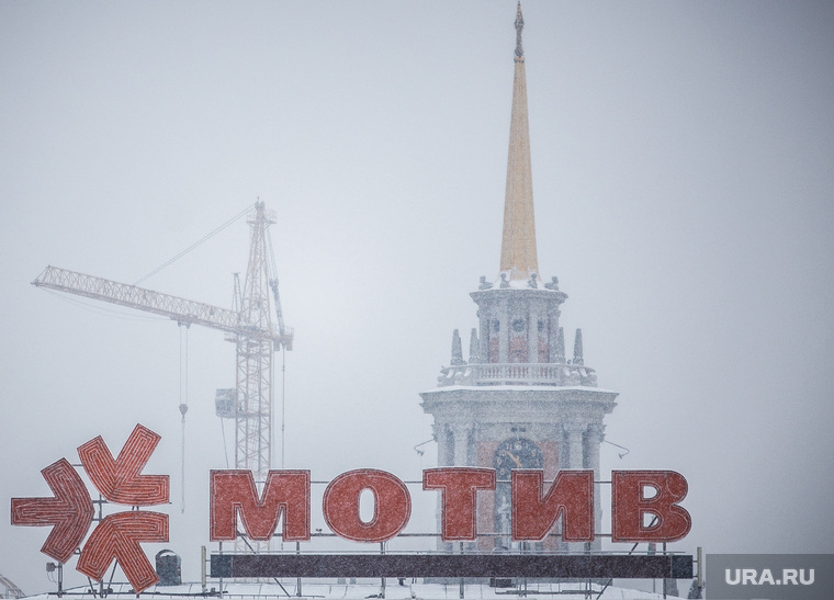 Снегопад. Екатеринбург, снег, холод, зима, сотовая связь, строительный кран, мотив, осень