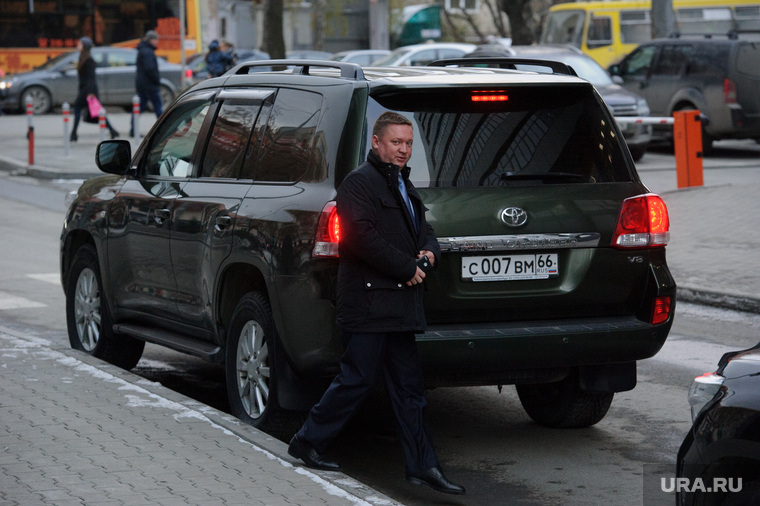 Помощник председателя набсовета Моисеева Дмитрий Хоруженко садится в машину возле основного входа, чтобы подобрать шефа возле запасного