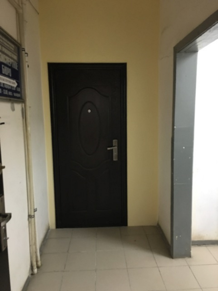Дверь отрезала людям доступ к туалету