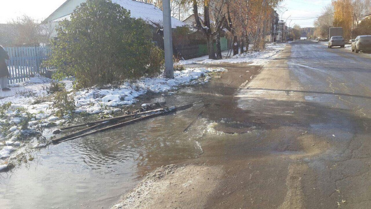 Сквозь решетки канализации на улицы Полевского уже просачиваются стоки