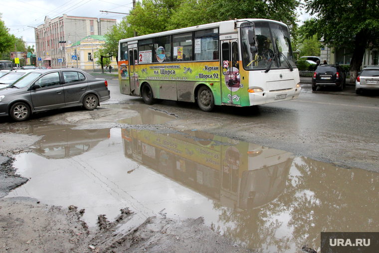 Дорожные проблемы
Курган, улица куйбышева, автобус, лужа на проезжей части