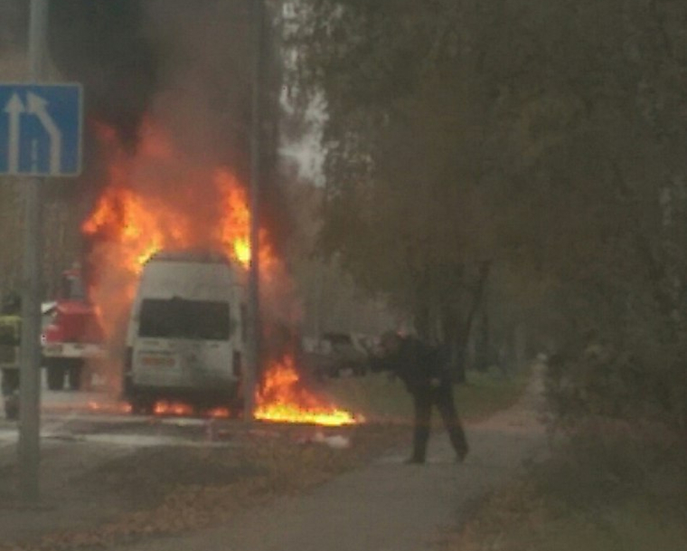 Маршрутное такси №69 загорелось по дороге на СТО
