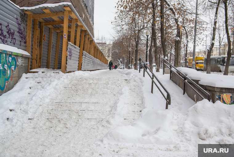 Снег. Екатеринбург, снег на ступенях